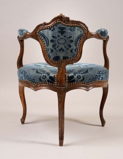 Fauteuil de harpiste en noyer mouluré et...