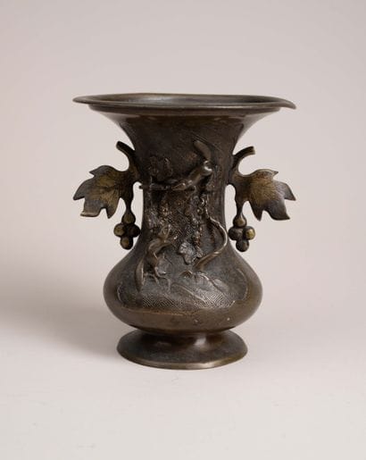 JAPAN, late 19th century 
Bronze vase
Height:...