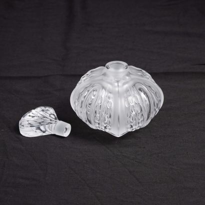 LALIQUE FRANCE
Crystal bottle shaped like...