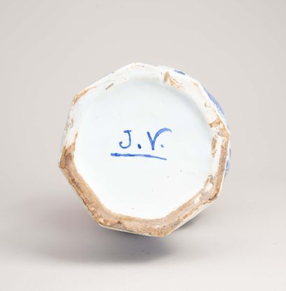 DELFT, XIXe 
Vase bouteille en faïence à...