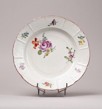 SAXE, Ludwigsburg 

Embossed porcelain plate...