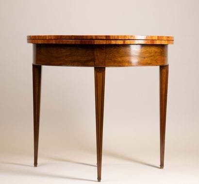 Table à jeux à plateau brisé de forme demi-lune...