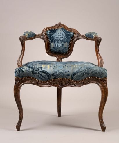 Fauteuil de harpiste en noyer mouluré et...