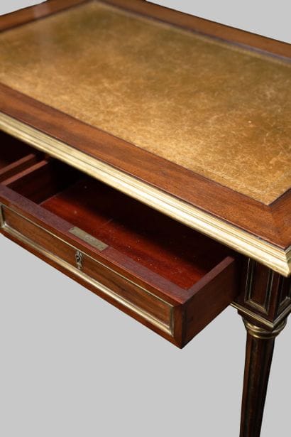 Bureau de style Louis XVI en bois et placage...