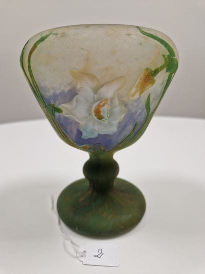 DAUM - NANCY
Cup-shaped vase on a ringed...