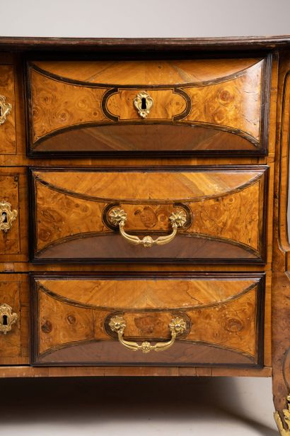 Commode mazarine en placage de loupe d’orme...
