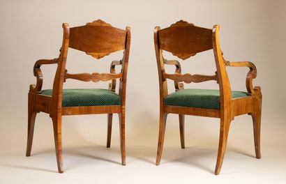 Paire de fauteuils à dossier légèrement cintré...