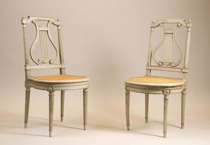 Paire de chaises à dossier à la lyre et assises...