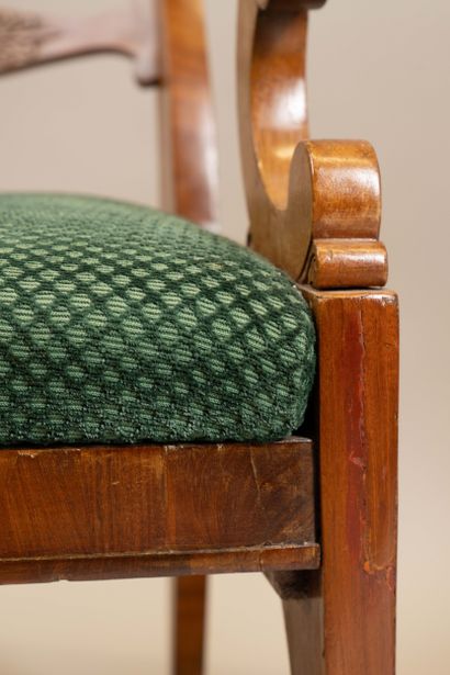 Paire de fauteuils à dossier légèrement cintré...