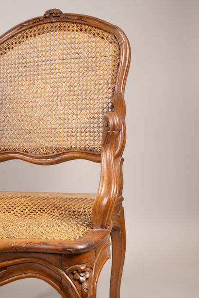 Paire de fauteuils cannés à dossier plat...