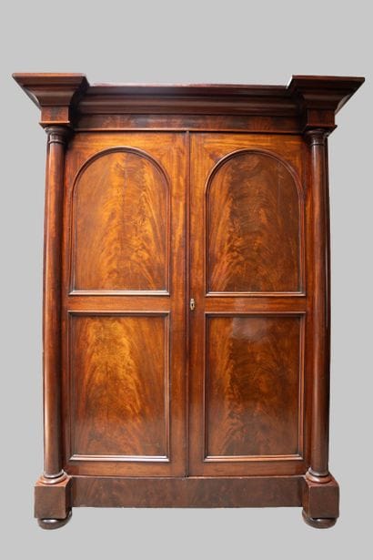 Armoire en acajou et placage. Montants à...