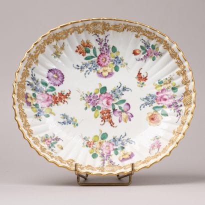 WORCESTER,XIXe 
Plat polylobé en porcelaine...