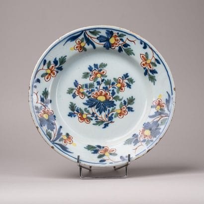DELFT, XVIIIe 
Assiette en faïence à décor...