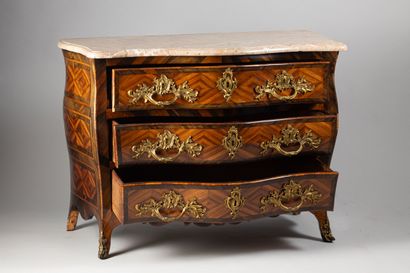 Commode à façade et côtés galbés à décor...