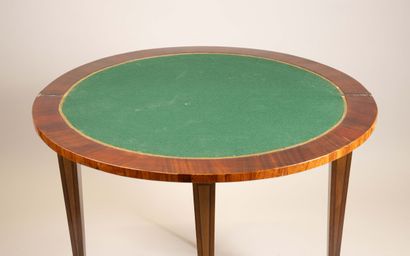 Table à jeux à plateau brisé de forme demi-lune...