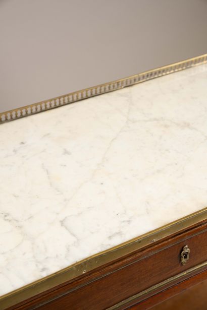 Console desserte de forme quadrangulaire...