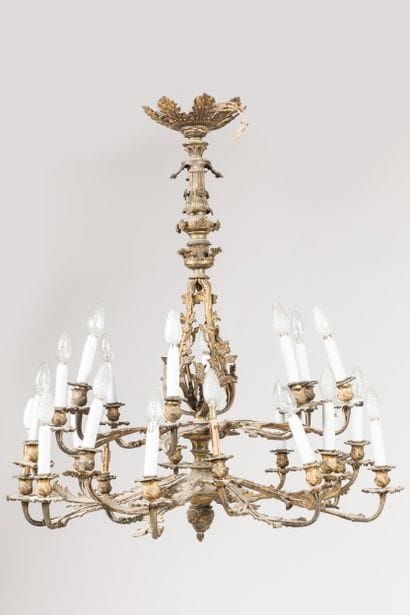 Lustre en bronze éclairant à 24 lumières...