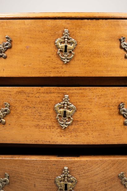 Commode mazarine en placage de loupe d’orme...