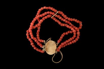Petit bracelet de jeune fille en corail....
