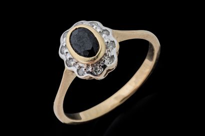 Petite bague marguerite festonnée centrée...