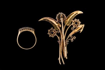 Set of two pieces of jewelry: 
- “Flower...
