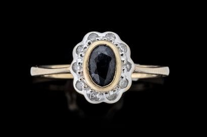 Petite bague marguerite festonnée centrée...