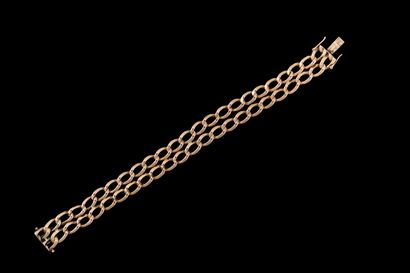 Double-linked curb chain bracelet in yellow...