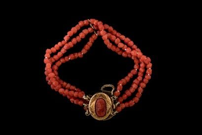Petit bracelet de jeune fille en corail....