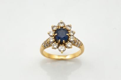 Yellow gold (750 thousandths) daisy ring...