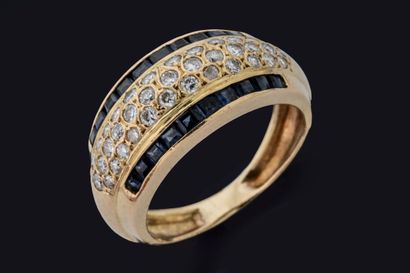 Bague jonc centrée d’un pavage de diamants...