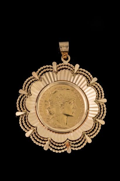 Grand pendentif orné d’une pièce or de 20...