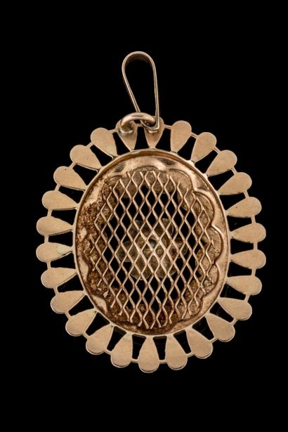 Pendentif médaillon en or jaune (750 millièmes)...