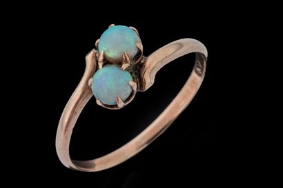 Bague ornée de deux opales rondes cabochon...