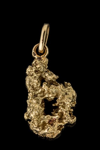 Pendentif représentant une pépite en or jaune...