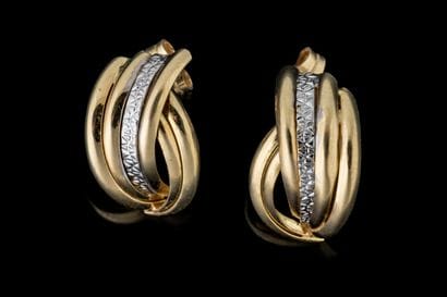 Paire de boucles d’oreilles godronnée et...