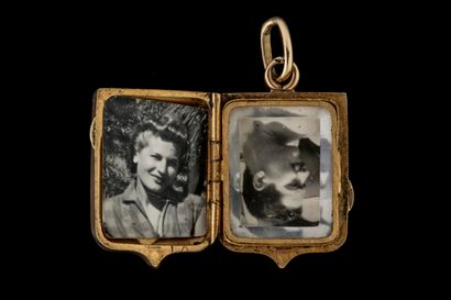 Pendentif souvenir forme écusson et ouvrant...