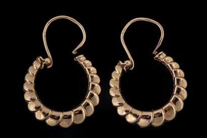 Paire de pendants d’oreilles créoles godronnées...