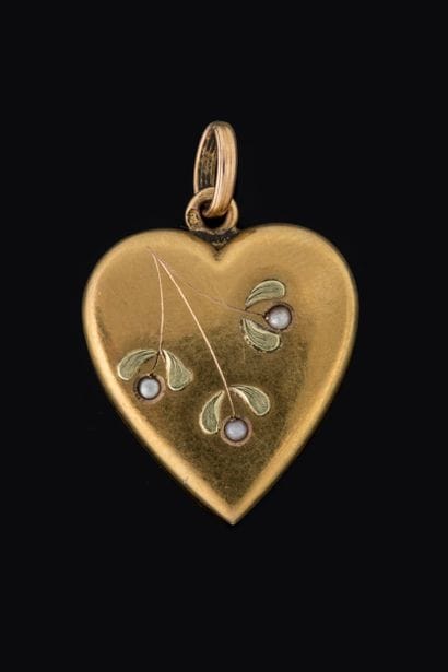 Yellow gold (750) heart pendant adorned with...