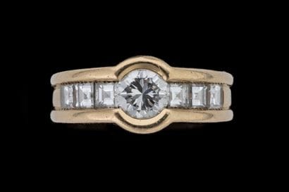 Half-moon-shaped ring featuring a brilliant-cut...