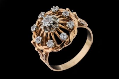 Bague ronde ornée de pierres incolores en...