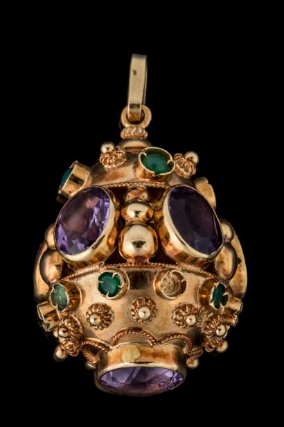 Large oblong pendant in yellow gold (750)...