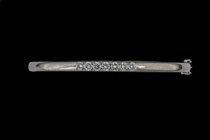 White gold (750) clasp-style bangle set with...