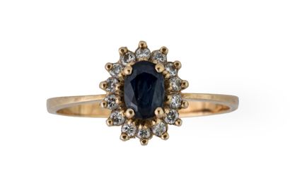 Petite bague marguerite centrée d’un saphir...
