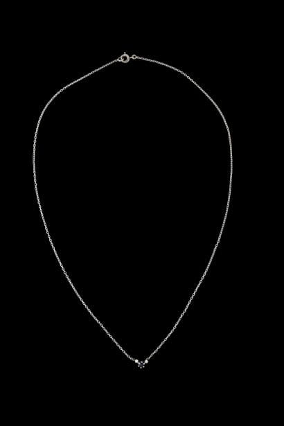 Fin collier centré d’un petit saphir sur...