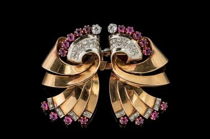 Double-clip brooch that transforms between...