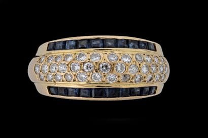 Bague jonc centrée d’un pavage de diamants...