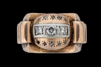 Bague à décor d’un pont reposant sur un dôme...