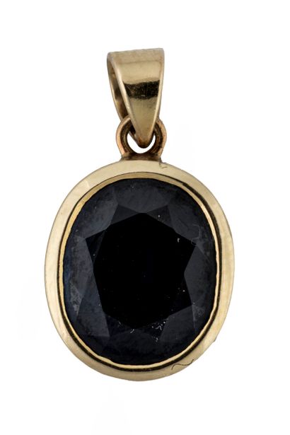 Pendentif orné d’une saphir foncé de taille...