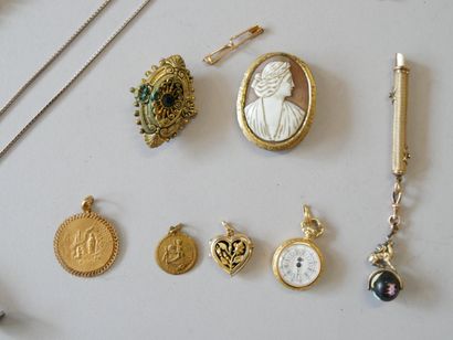 Set of costume jewelry including: 
An American-style...