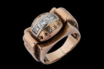 Bague à décor d’un pont reposant sur un dôme...